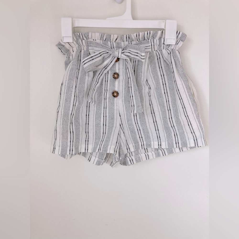 #148. 🆕 NWOT, Sienna Sky, White & Black Striped Shorts, XS, (Women)
